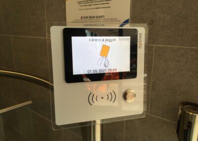 A wellness bejárat olvasófeje Bükfürdőn
